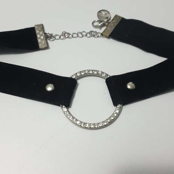 Black velvet and silver crystal o ring choker - Picture 4 of 9